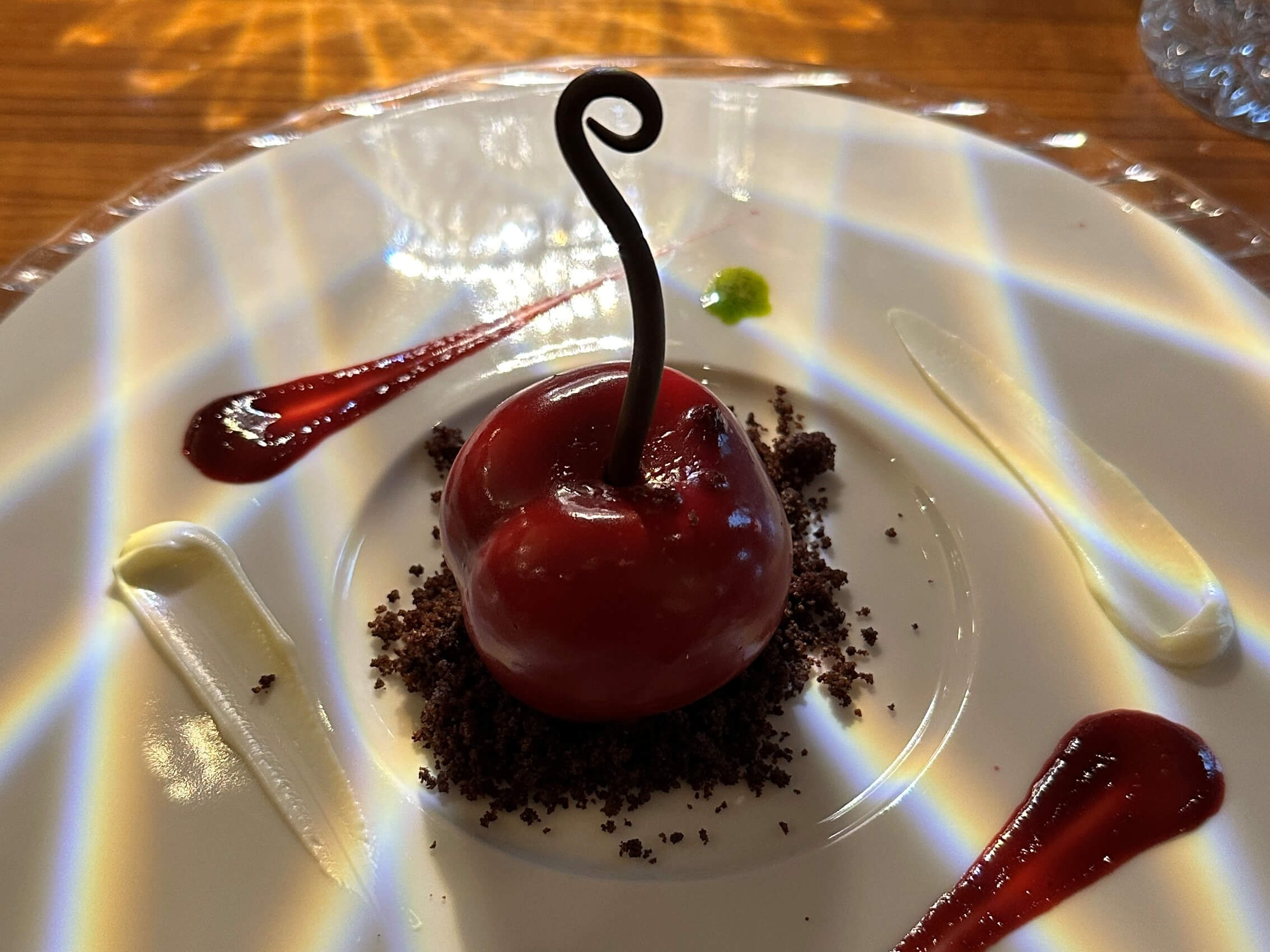 Meni v Restavraciji in kavarni Brioni je bil zelo raznolik in okusen, sladica pa je bila prava paša za oči: pomladna češnjica (Foto: Tamara Maržič)