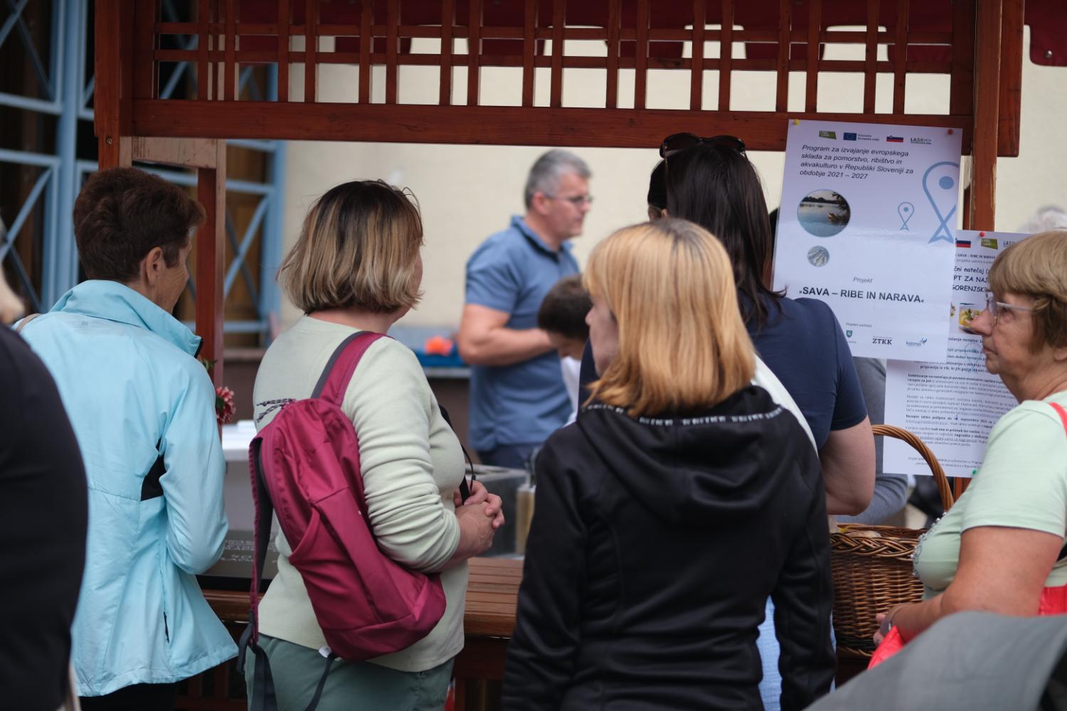 Med obiskovalce Stražiške tržnice so hitro razdelili 40 brezplačnih ribjih obrokov. Foto: arhiv Zavoda za turizem in kulturo Kranj