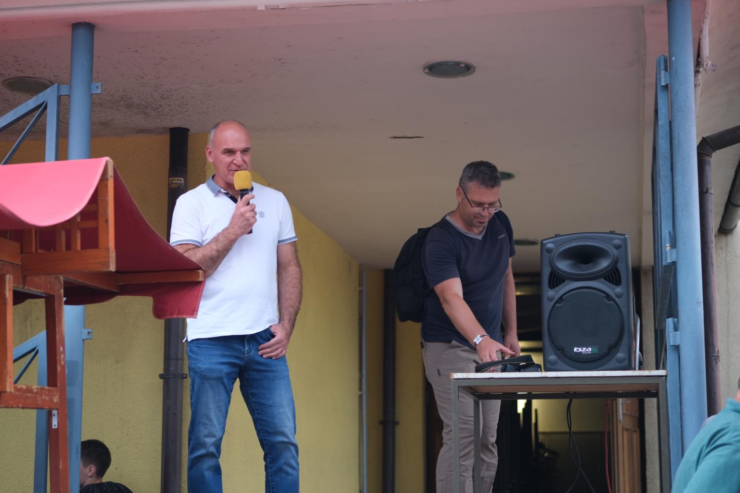 Janez Vidmar iz Ribogojnice Vodomec (levo) in Uroš Brankovič Centra za trajnostni razvoj podeželja Kranj sta obiskovalcem Stražiške tržnice predstavila projekt Sava – ribe in narava. Foto: Zavod za turizem in kulturo Kranj