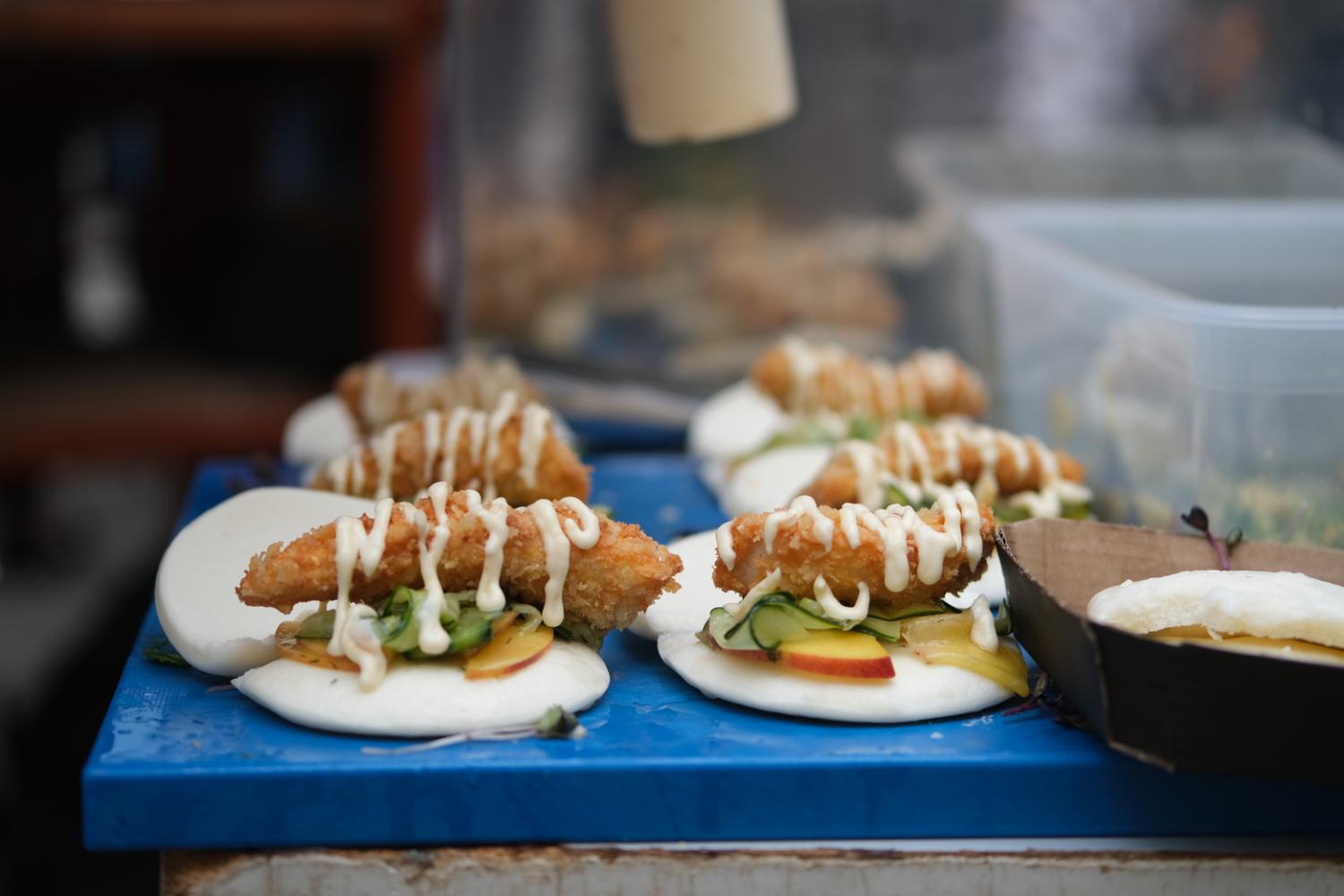 V Stražišču kot tudi v Mavčičah so obiskovalci tržnic z veseljem poskusili ribje jedi. Foto: arhiv Zavoda za turizem in kulturo Kranj