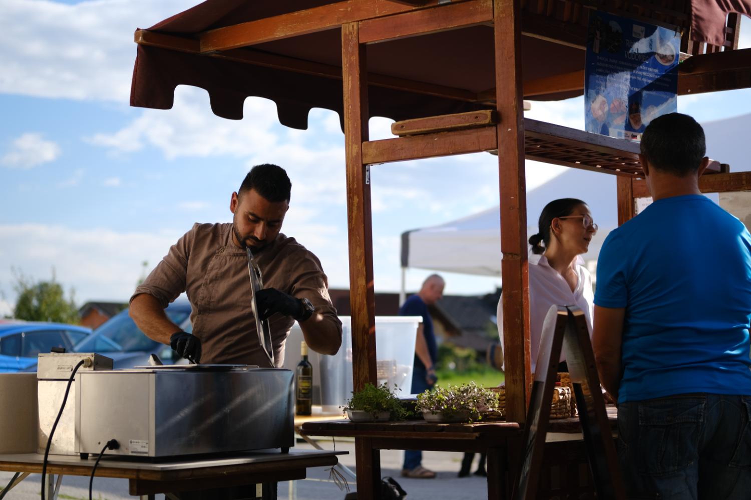 Avgusta je bila pokušina ribjih jedi na redni mesečni tržnici v Mavčičah. Foto: arhiv Zavoda za turizem in kulturo Kranj