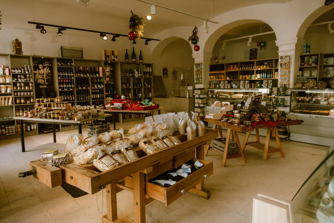 V Delikatesi Figa je vselej pestra izbira odličnih in tudi butičnih izdelkov iz Slovenije, Italije in od drugod. Foto: Črt Piksi / arhiv Zavoda za turizem in kulturo Kranj