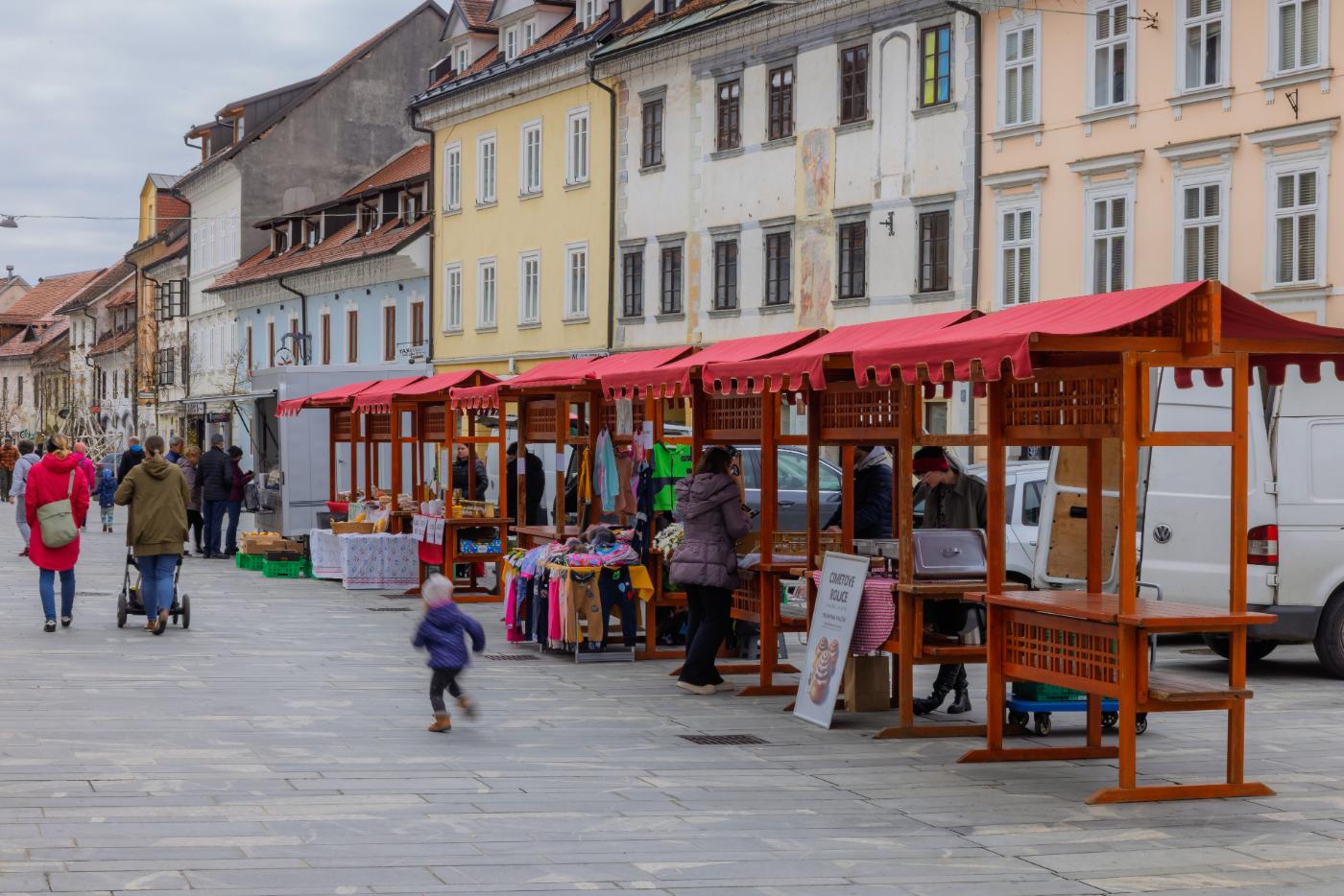 Domače velikonočne dobrote lahko kupimo na rednih tržnicah v Kranju in okolici. Na fotografiji je sobotna tržnica pri vodnjaku v jedru Kranja. Foto: Črt Piksi / arhiv Zavoda za turizem in kulturo Kranj