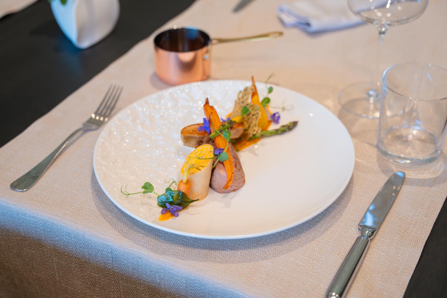 V Restavraciji Elegans hotela Brdo, ki ima trajnostni znak Slovenia Green Cuisine, bodo pripravili eleganten preplet lokalnih okusov. Foto: Nejc Vurnik