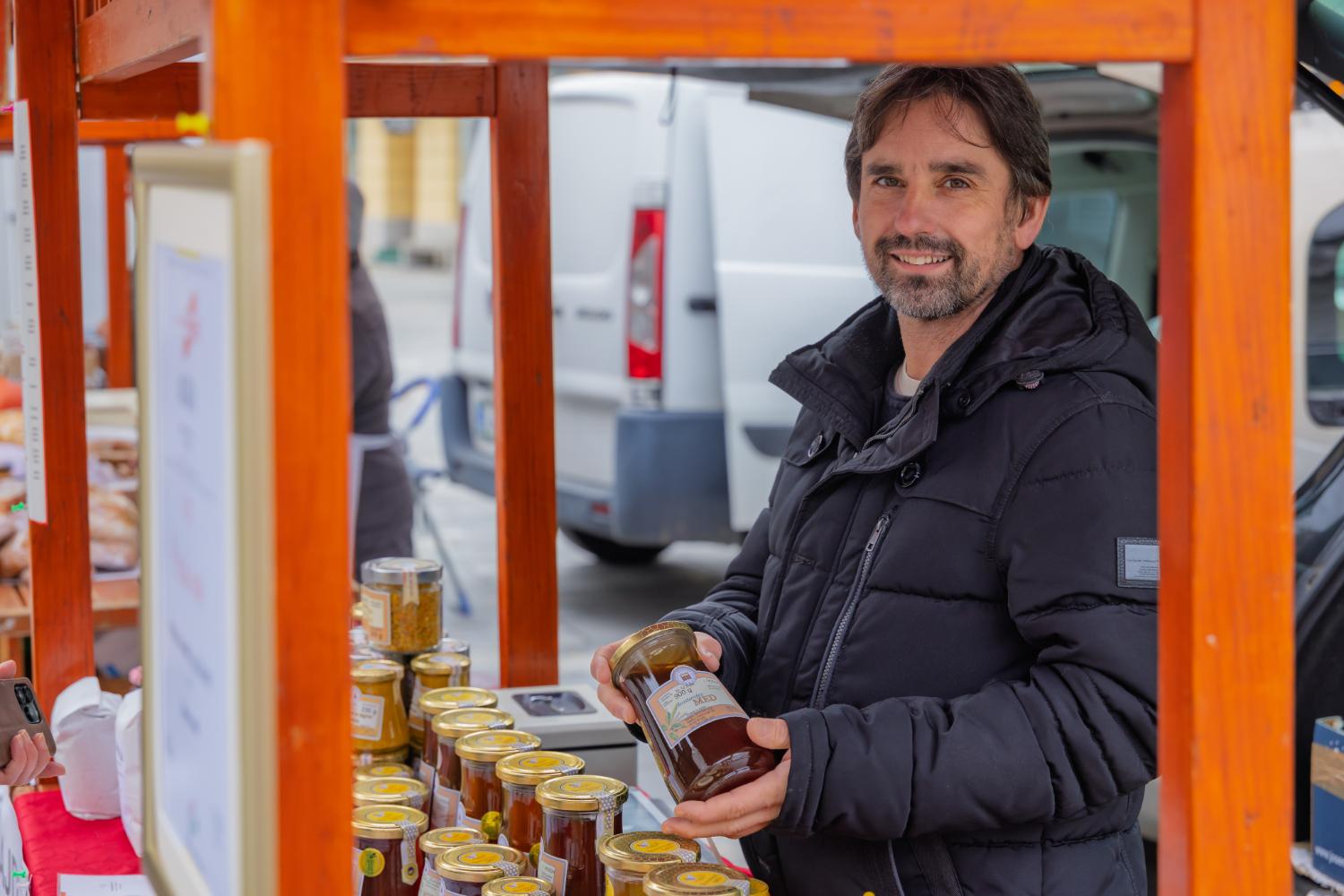 Mitja Smrdel je čebelarski mojster in predsednik Čebelarskega društva Britof Predoslje. Foto: Črt Piksi / arhiv Zavoda za turizem Kranj