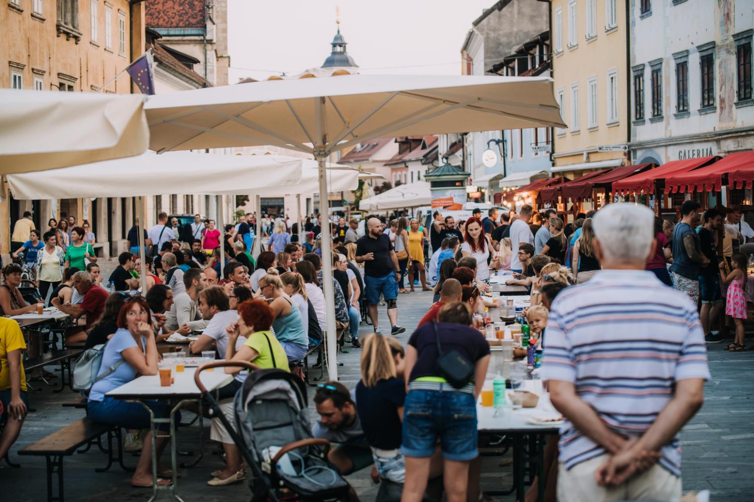 Na Glavnem trgu se, če bo vreme dopuščalo, 8. maja 2026 obeta pester gastronomski dan. Foto: arhiv Zavoda za turizem in kulturo Kranj