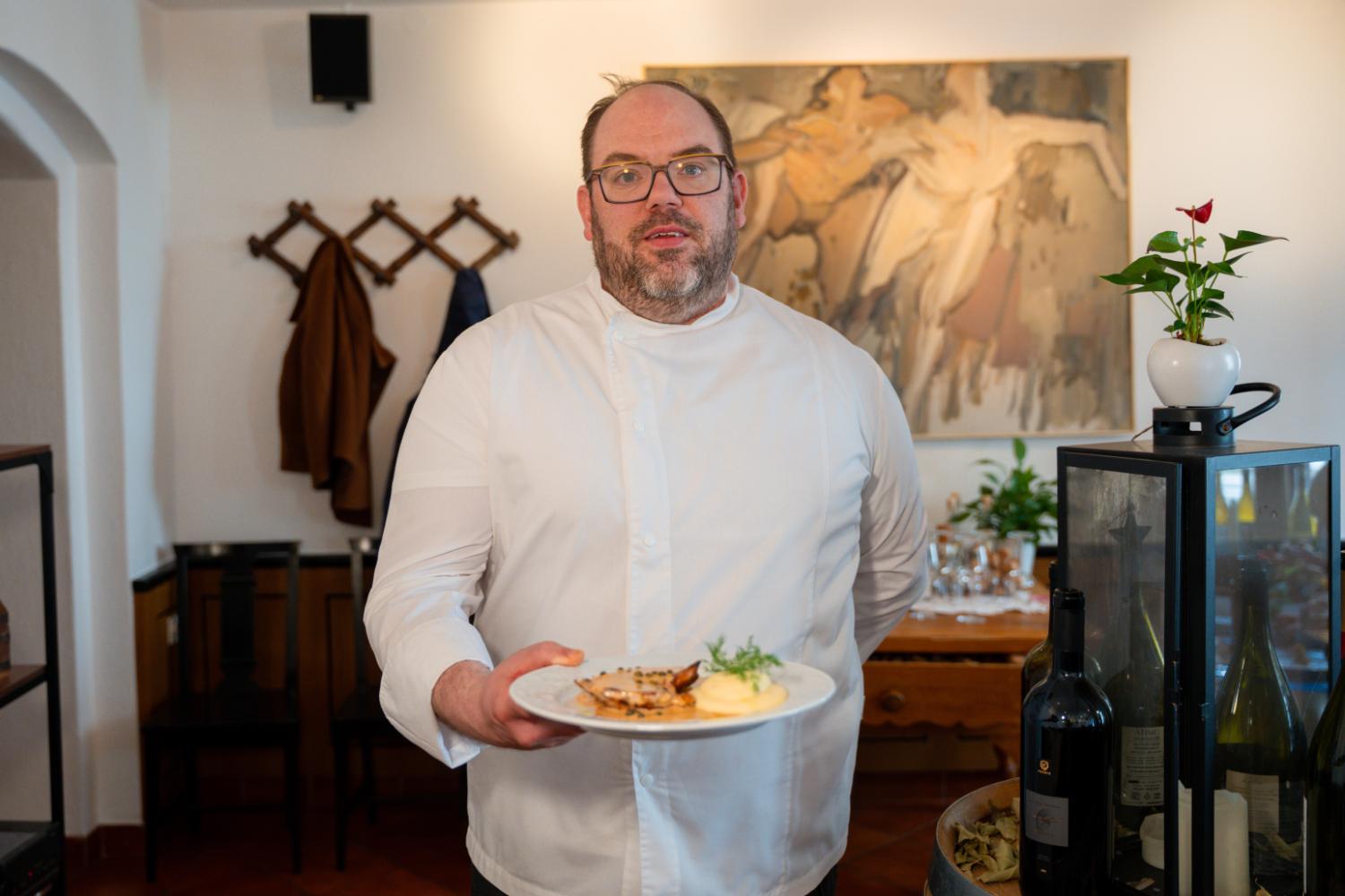 Gostilno Ivan sredi Kranja (Prešernova ulica 16) že dobro leto vodi chef Anže Skvarč, ki je za letošnje Okuse kranjskih miz zasnoval dva razgibana jedilnika. Foto: Nejc Vurnik
