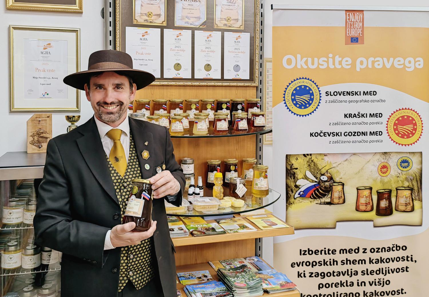 Kranjčan Mitja Smrdel, ki vodi Čebelarstvo Smrdel, je prejemnik predsednikovega priznanja. Foto: arhiv Čebelarstva Smrdel