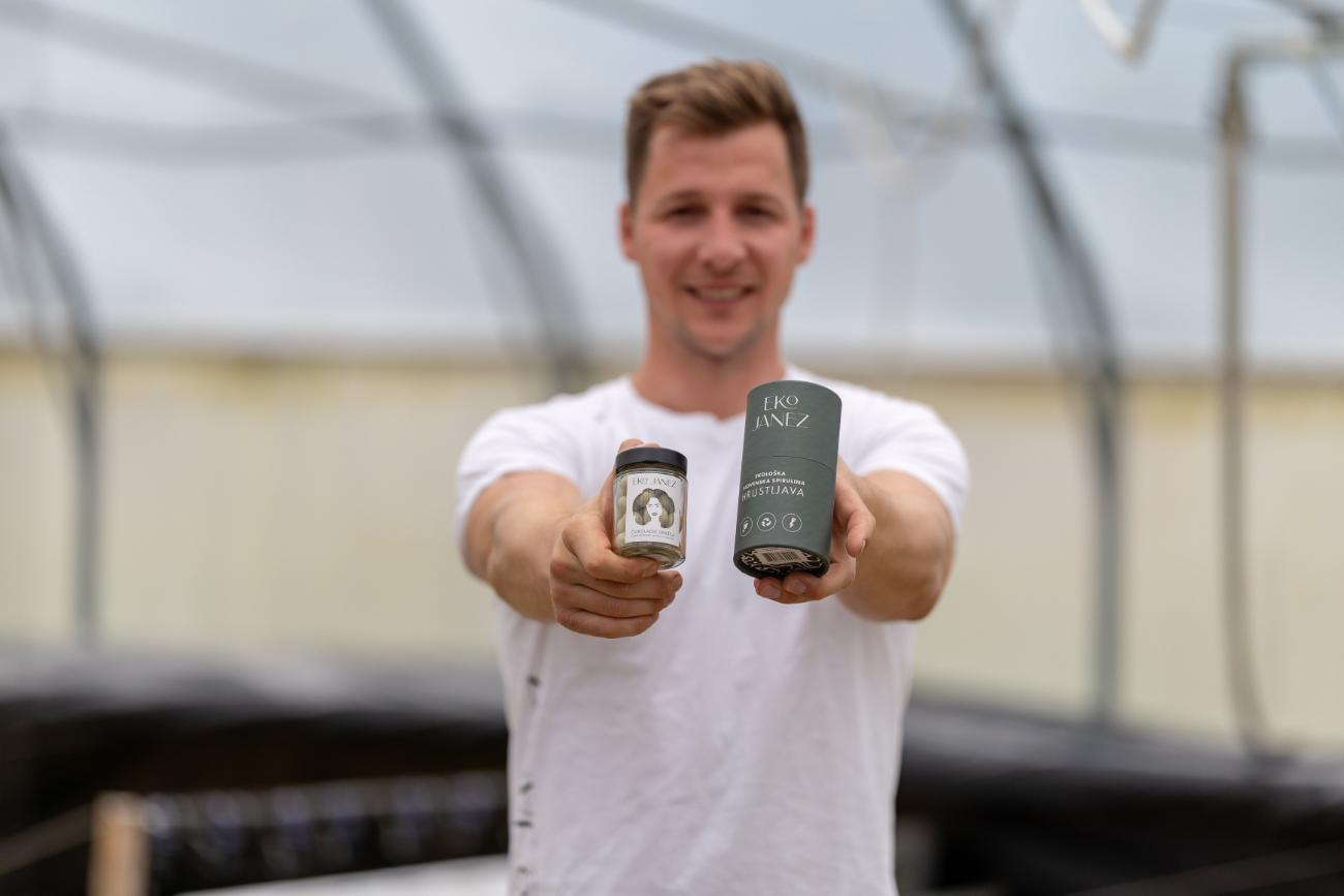 Janez Rakovec spirulinio pripravlja v različnih oblikah. Foto: Črt Piksi / arhiv Zavoda za turizem in kulturo Kranj