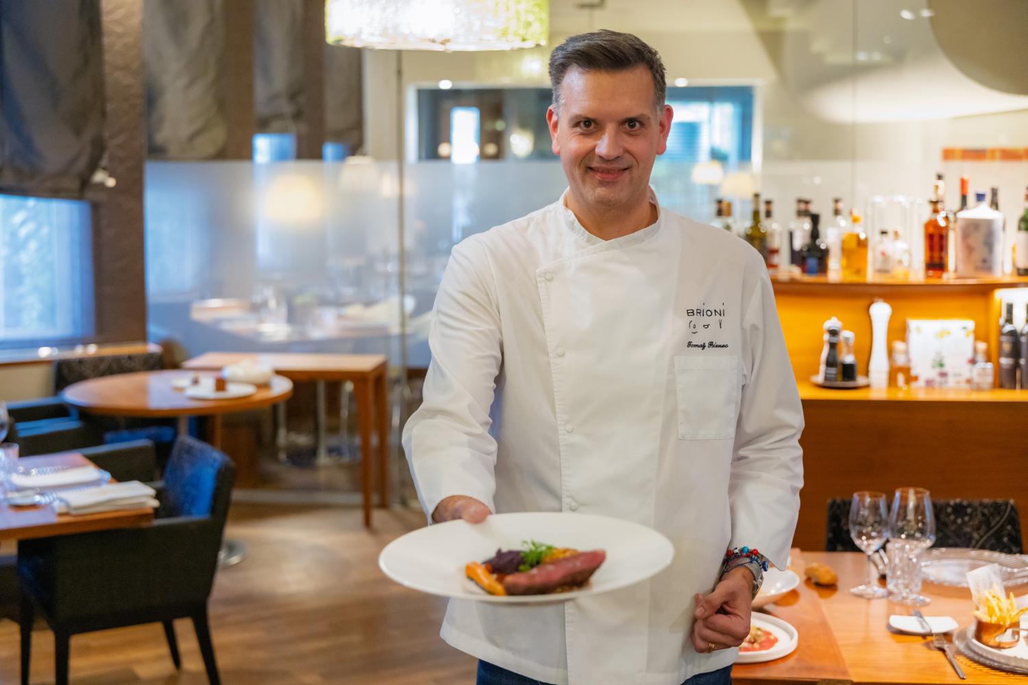 Chef Tomaž Polenec iz Restavracije in kavarne Brioni bo tudi za tokratni Teden restavracij pripravil niz usklajenih okusov, ki navdušujejo. Foto: Črt Piksi / arhiv Zavoda za turizem in kulturo Kranj